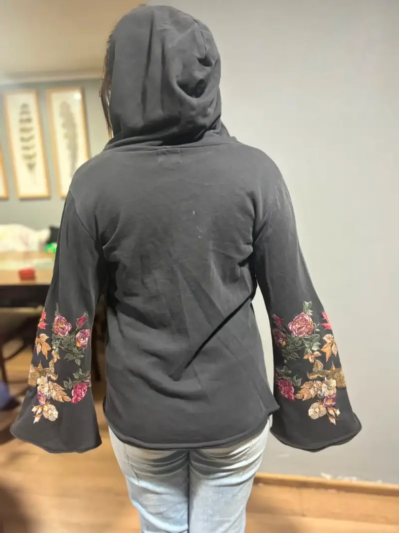 Polerón negro con bordado floral y capucha - 3