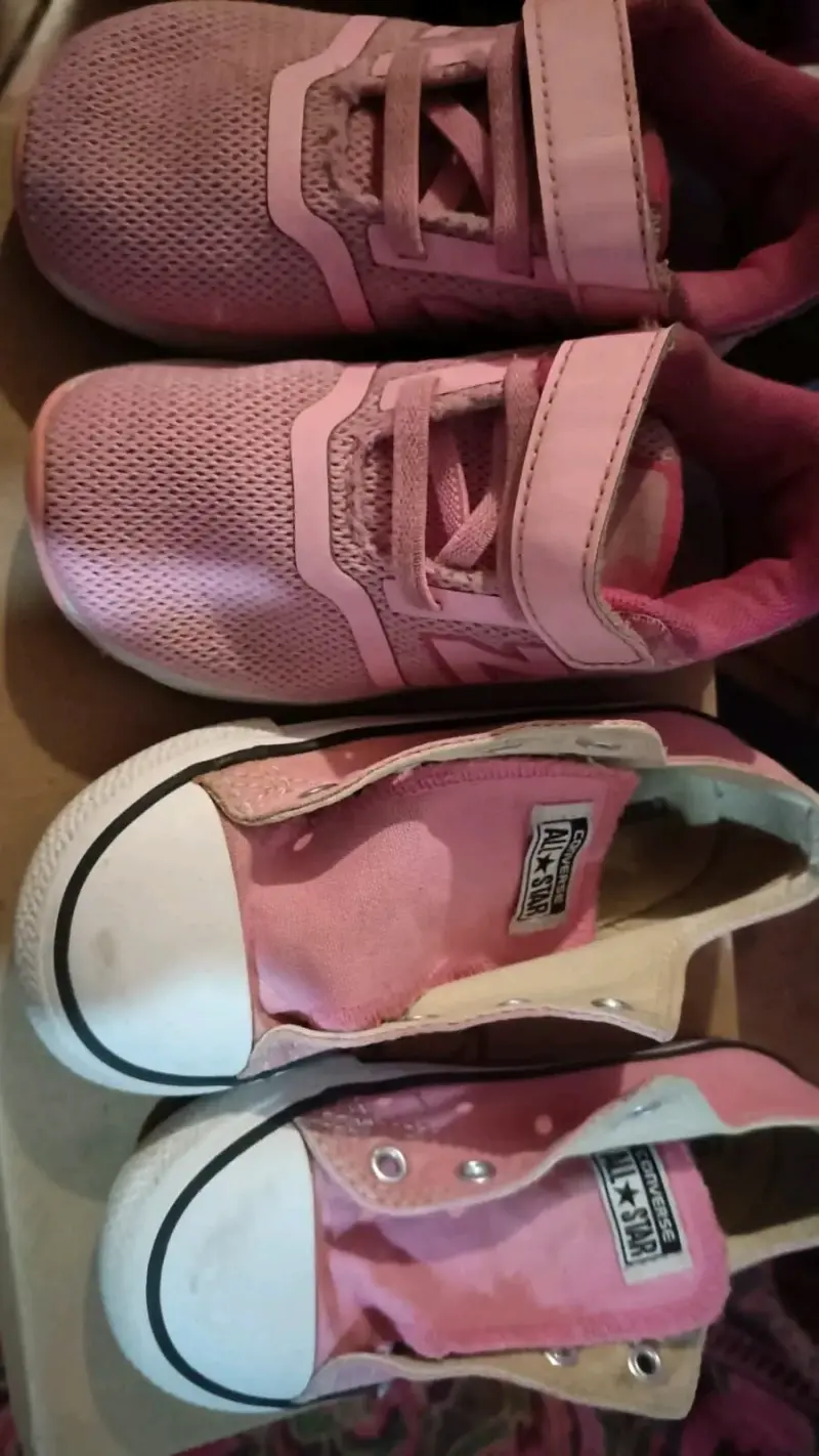 Zapatillas deportivas y Converse rosadas para niña