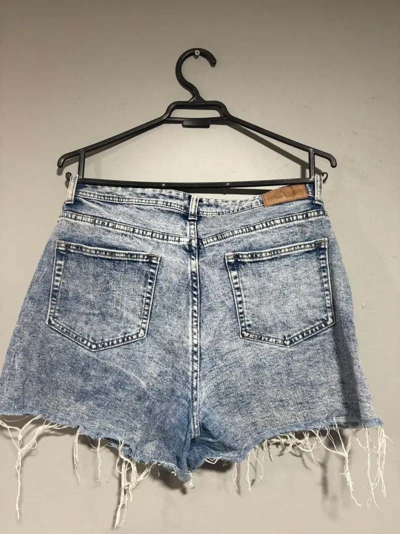 Shorts de mezclilla desgastados para mujer - 2