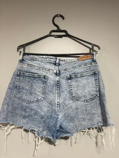Shorts de mezclilla desgastados para mujer - miniatura 2