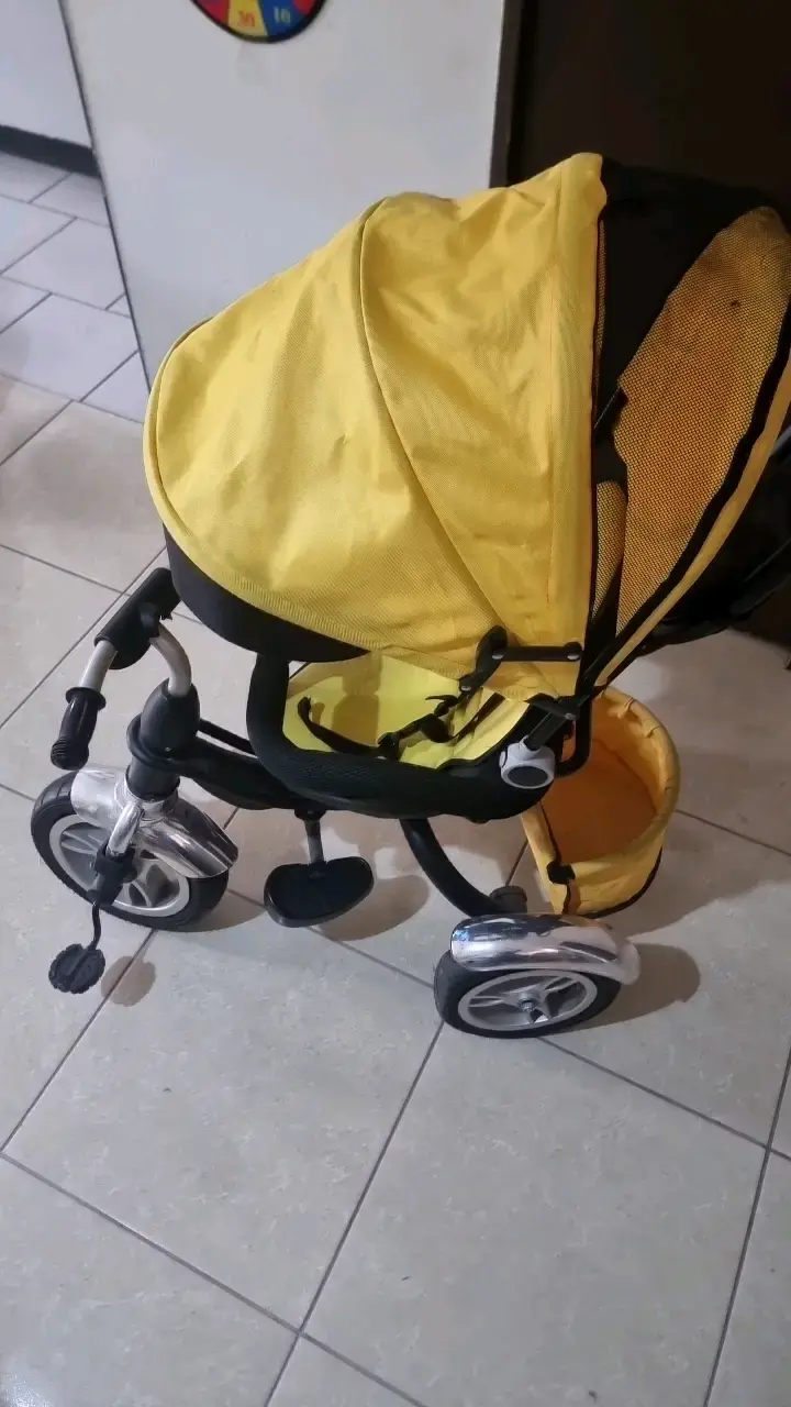 Triciclo para niños con toldo amarillo - 2