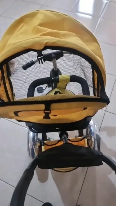 Triciclo para niños con toldo amarillo - miniatura 3