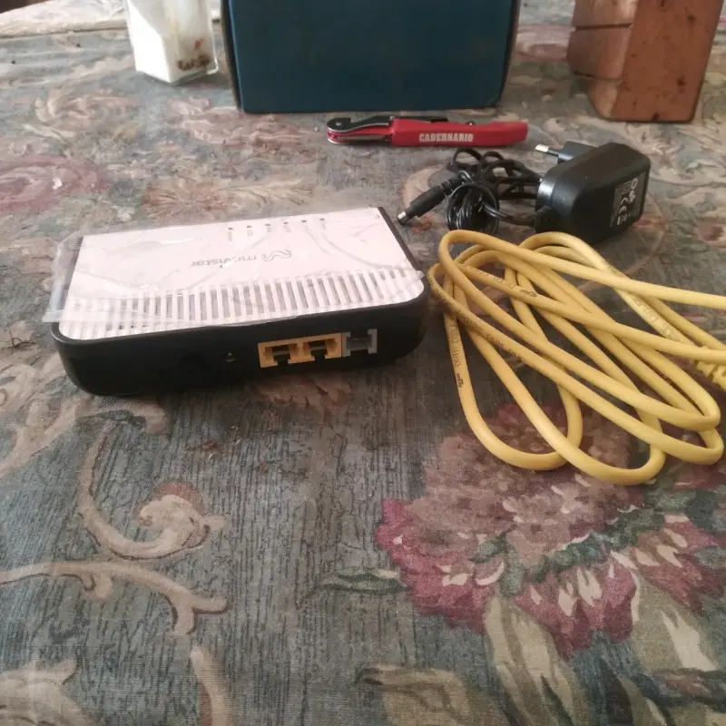 Router ADSL Movistar con cables - 2
