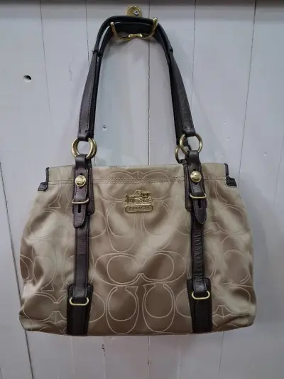 Cartera de mano Coach beige con bellos detalles - miniatura 1