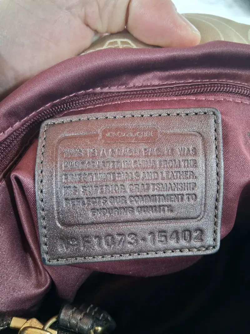 Cartera de mano Coach beige con bellos detalles - 2