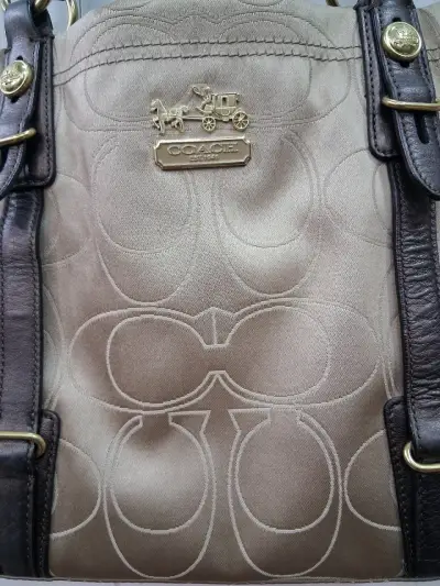 Cartera de mano Coach beige con bellos detalles - miniatura 3