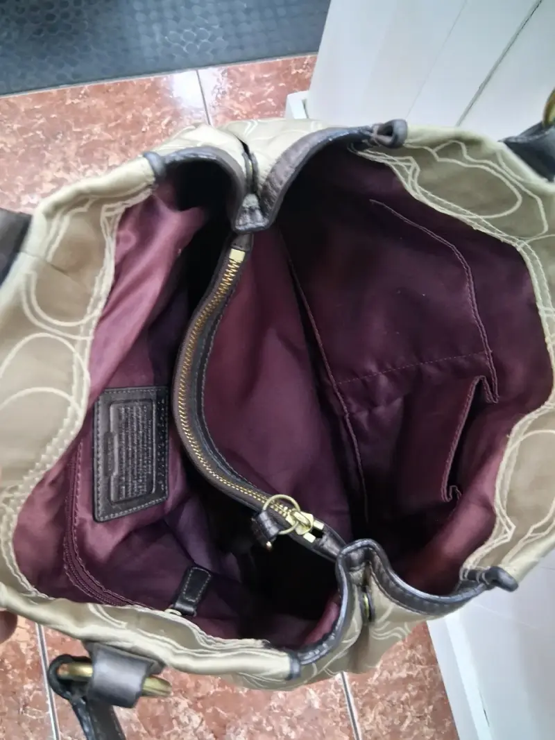 Cartera de mano Coach beige con bellos detalles - 4