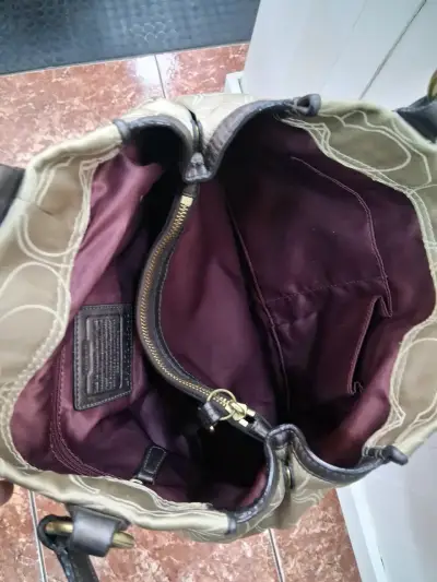 Cartera de mano Coach beige con bellos detalles - miniatura 4