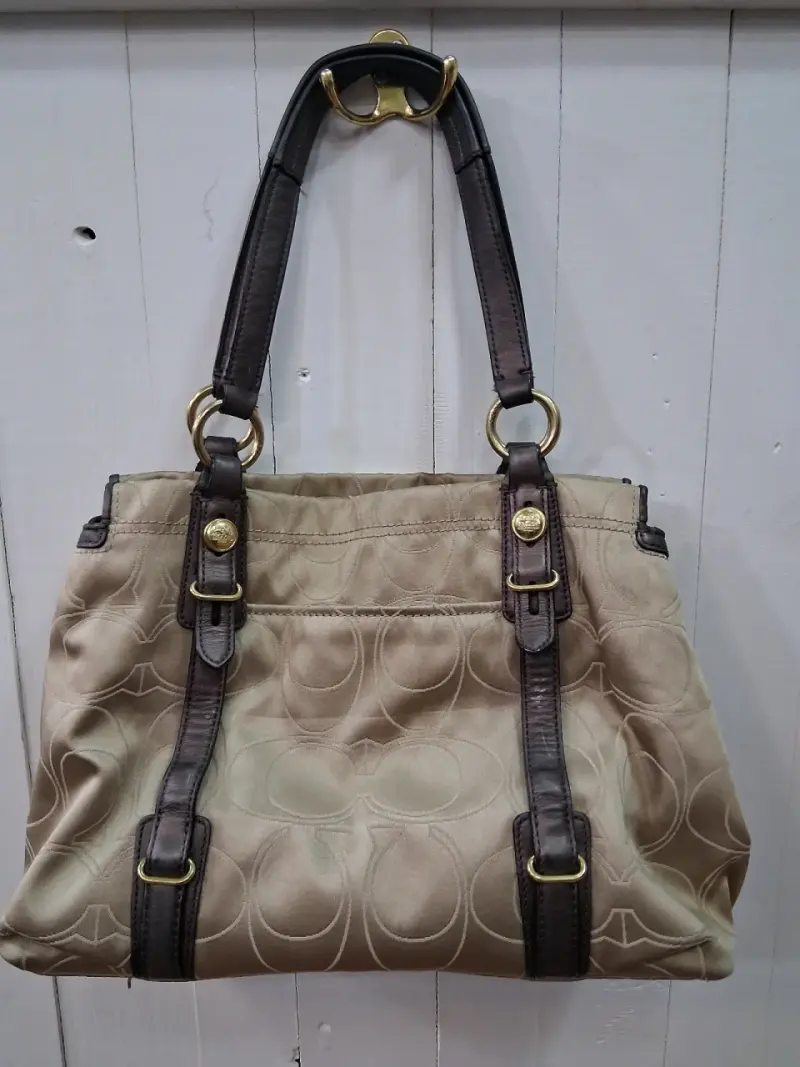 Cartera de mano Coach beige con bellos detalles - 5