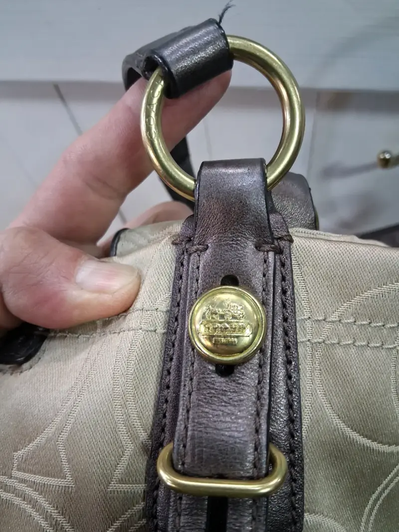 Cartera de mano Coach beige con bellos detalles - 6