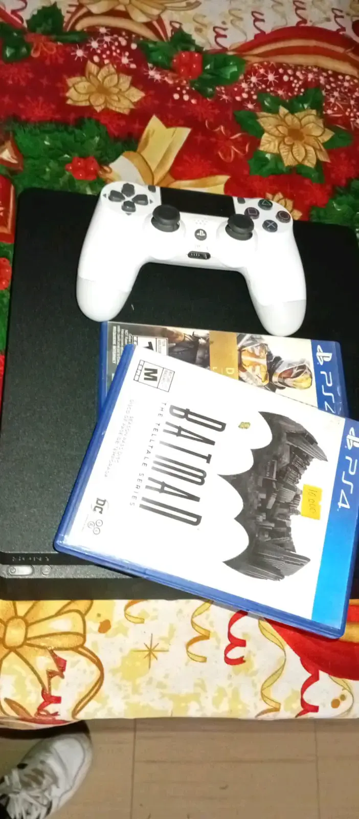 Consola PS4 Slim con Control y Juego Batman - 1