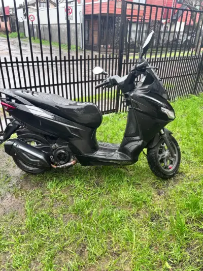 Scooter negro Aprilia SRX 160 - miniatura 1