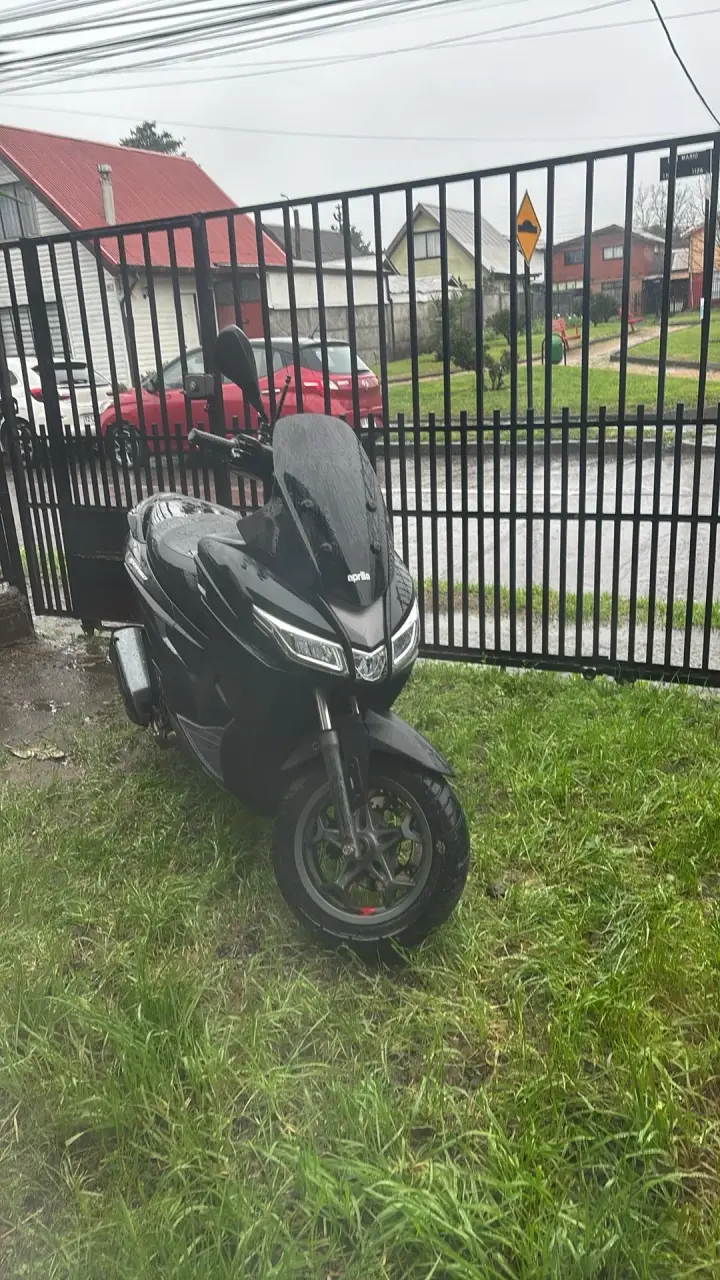 Scooter negro Aprilia SRX 160 - 2