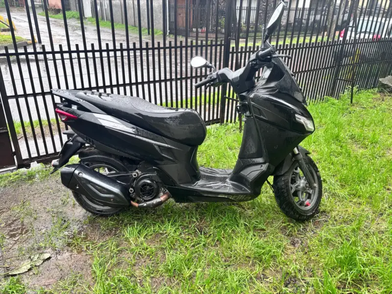 Scooter negro Aprilia SRX 160 - 3