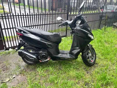 Scooter negro Aprilia SRX 160 - miniatura 3