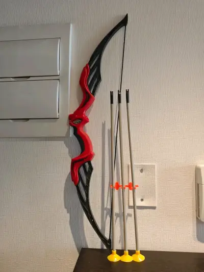 Arco de tiro para niños con flechas de plástico - miniatura 1