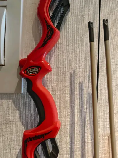 Arco de tiro para niños con flechas de plástico - miniatura 2