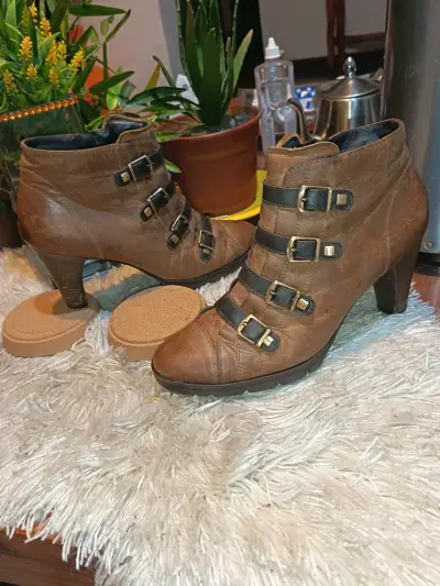 Botines de cuero marrón con hebillas - miniatura 1
