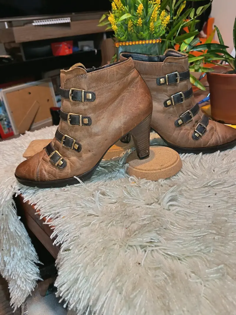 Botines de cuero marrón con hebillas - 2