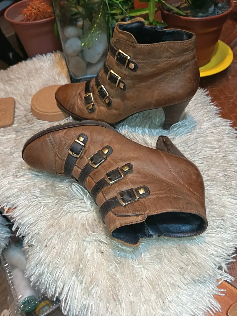 Botines de cuero marrón con hebillas - 4