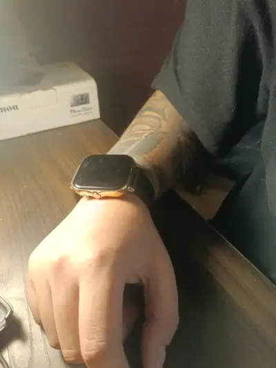 Reloj inteligente con correa negra y cargador - miniatura 1