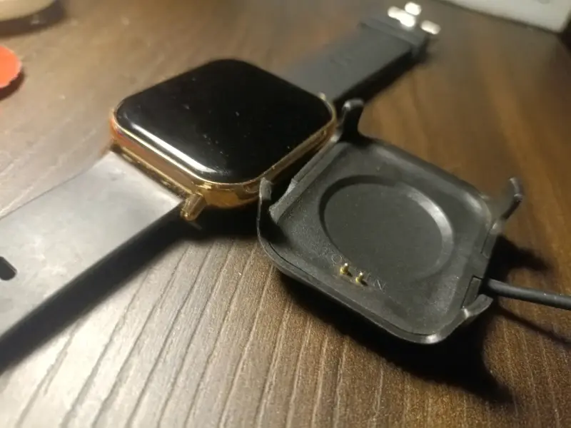 Reloj inteligente con correa negra y cargador - 2