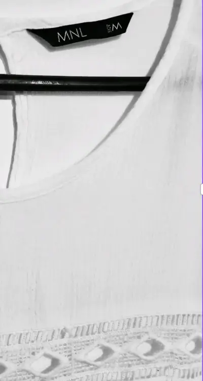 Blusa blanca con encaje MNL talla M - miniatura 1
