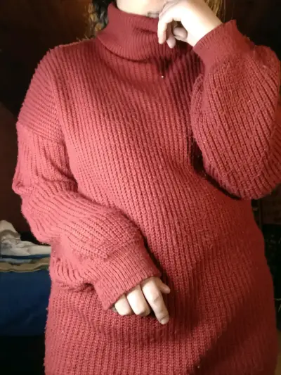 Suéter de punto rojo con cuello alto - miniatura 1