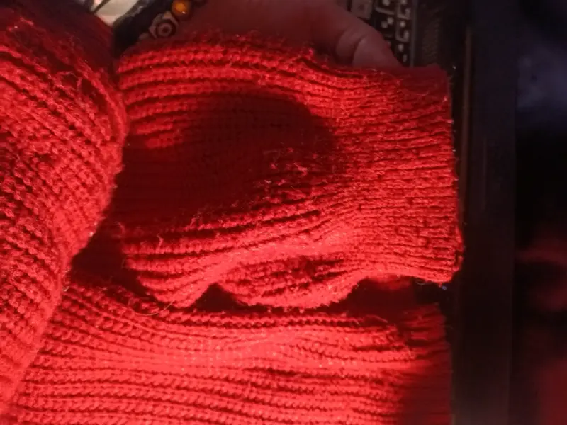 Suéter de punto rojo con cuello alto - 2