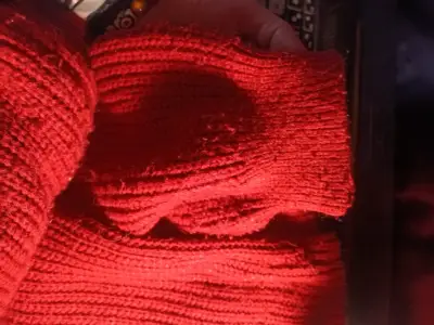 Suéter de punto rojo con cuello alto - miniatura 2