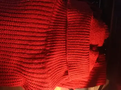 Suéter de punto rojo con cuello alto - miniatura 3