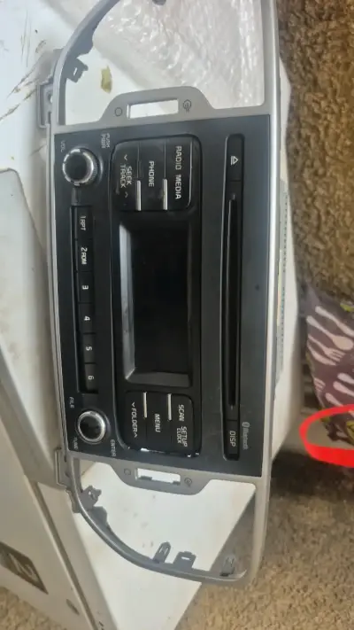 Radio de auto con Bluetooth y CD - miniatura 1