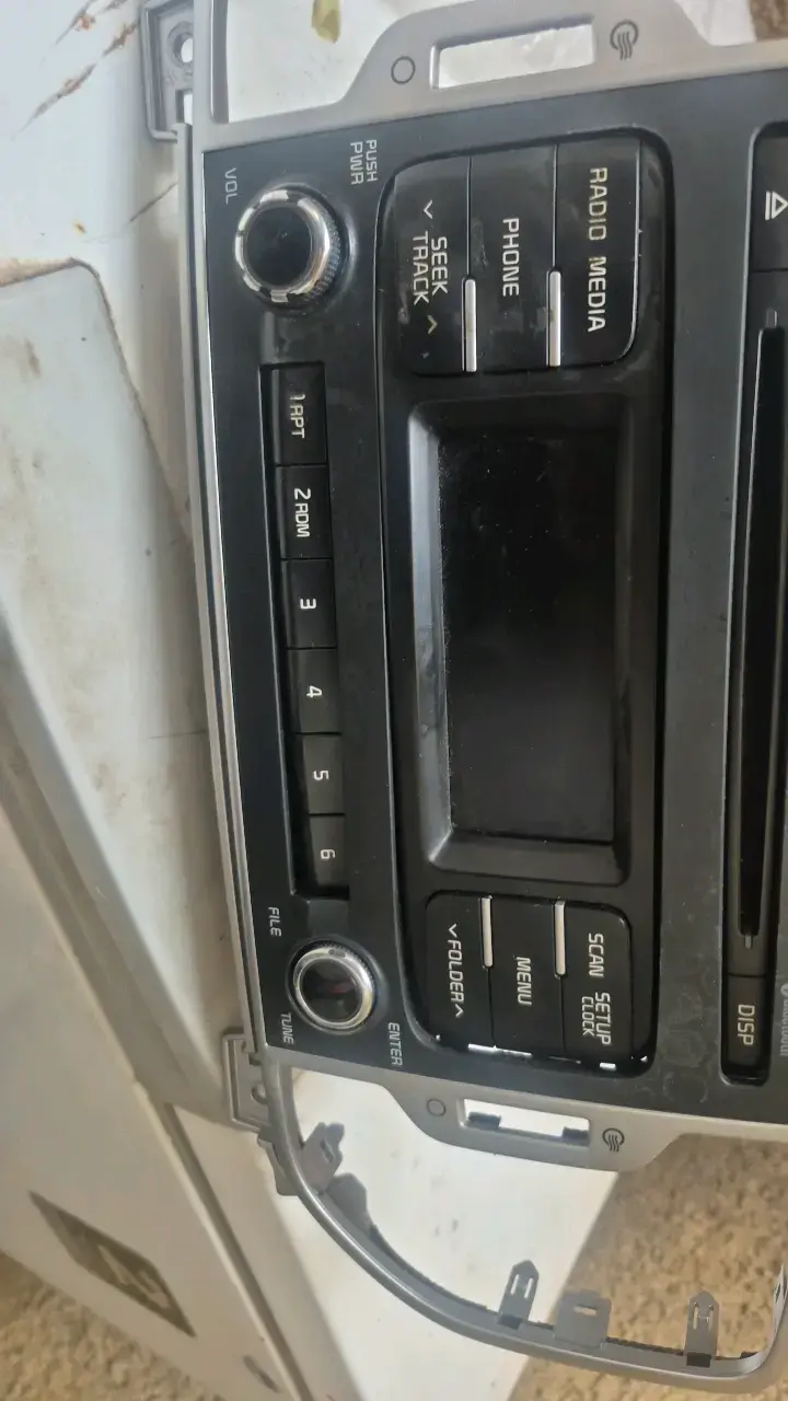 Radio de auto con Bluetooth y CD - 2