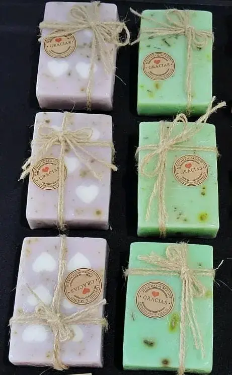 Jabones artesanales con aromas variados - 1