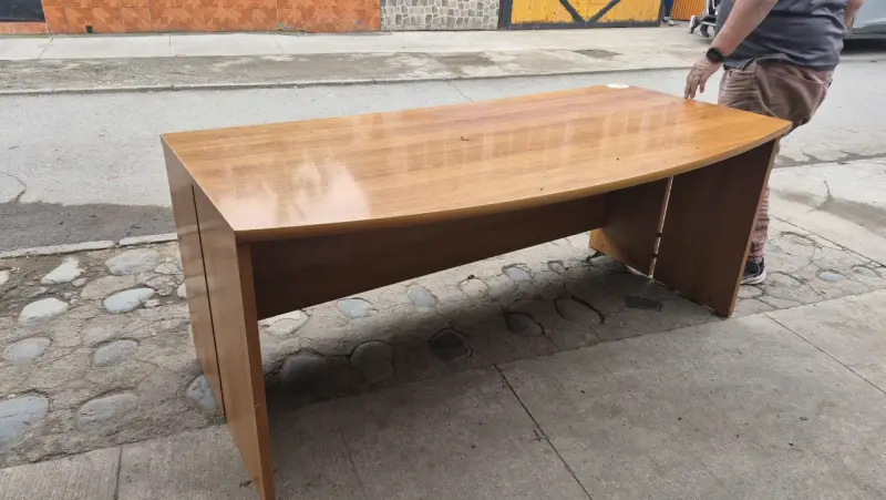Escritorio de madera amplio y resistente - 1