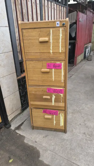 Escritorio de madera amplio y resistente - miniatura 2