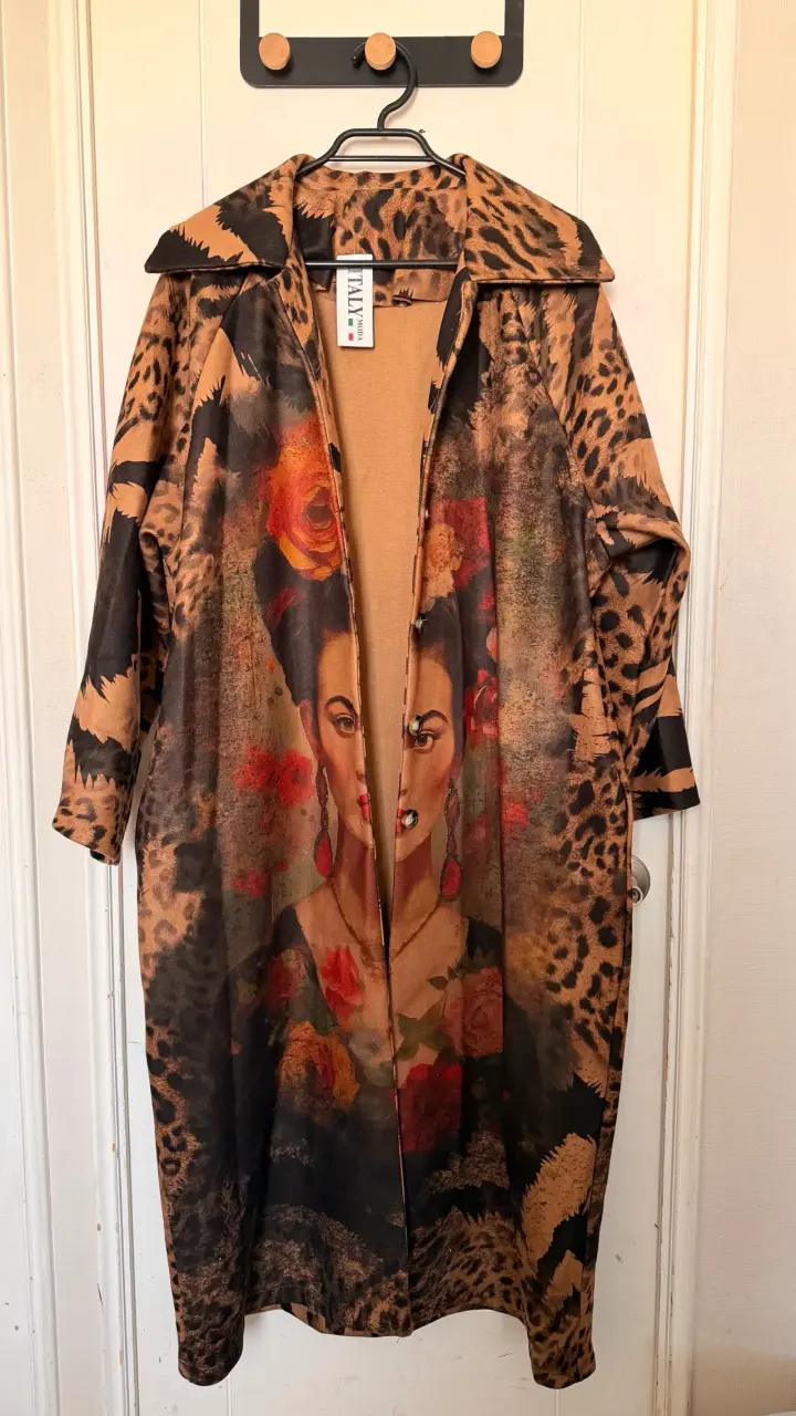 Abrigo estampado Frida Kahlo con diseño animal print - 1