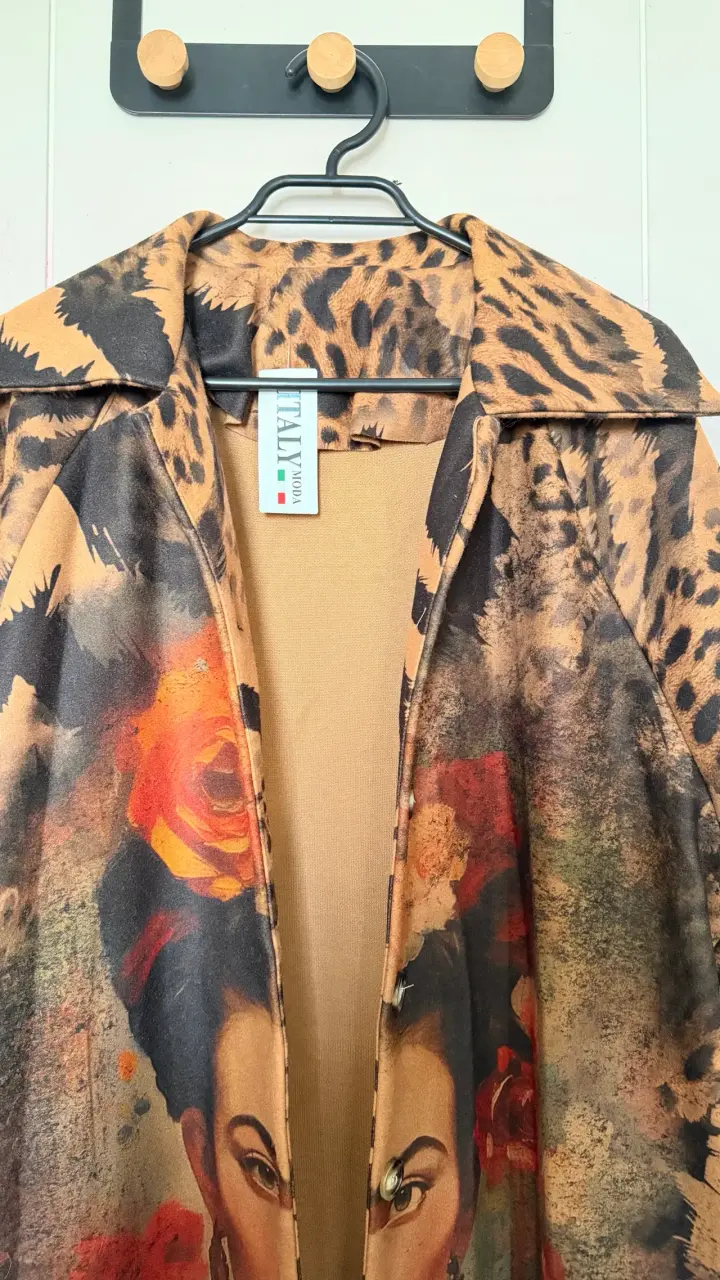 Abrigo estampado Frida Kahlo con diseño animal print - 2