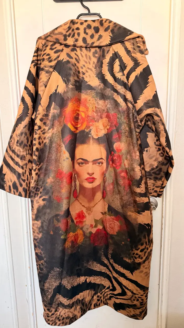 Abrigo estampado Frida Kahlo con diseño animal print - 3