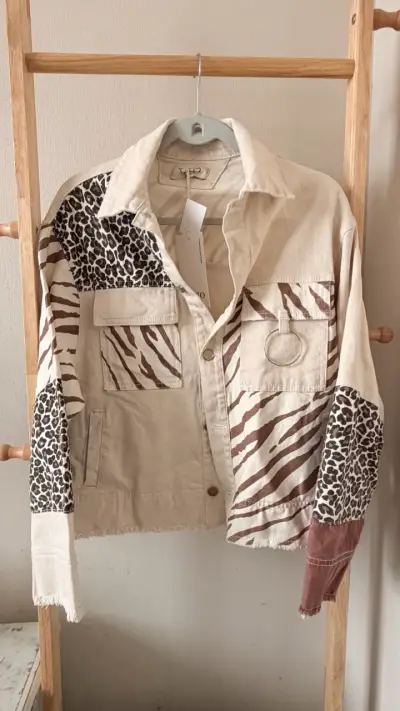 Chaqueta de mezclilla con estampado animal print - miniatura 1