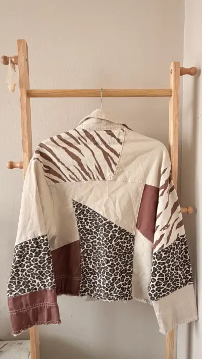 Chaqueta de mezclilla con estampado animal print - miniatura 2