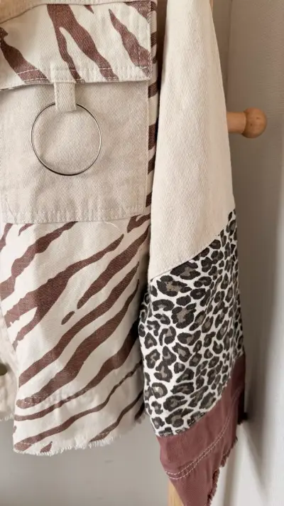 Chaqueta de mezclilla con estampado animal print - miniatura 4