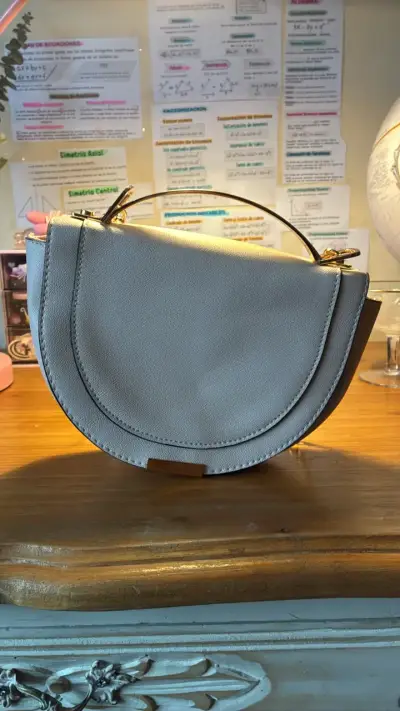 Cartera semicircular color crema con cadena dorada - miniatura 1