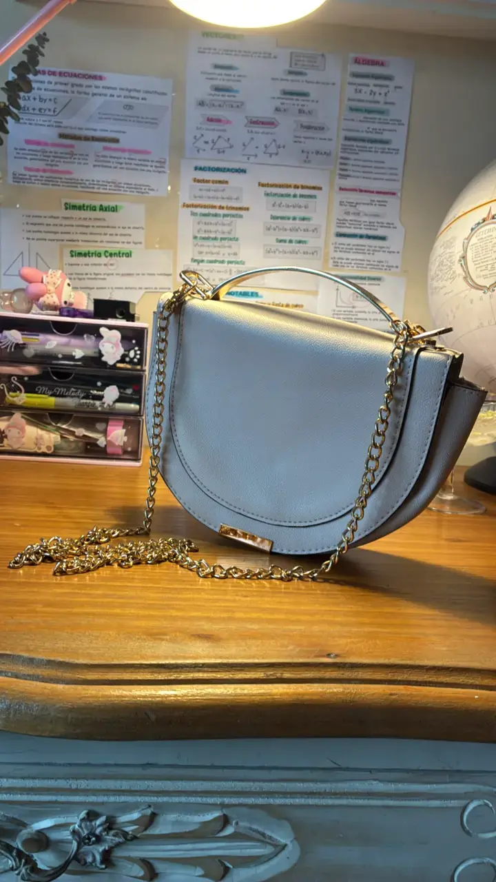Cartera semicircular color crema con cadena dorada - 2