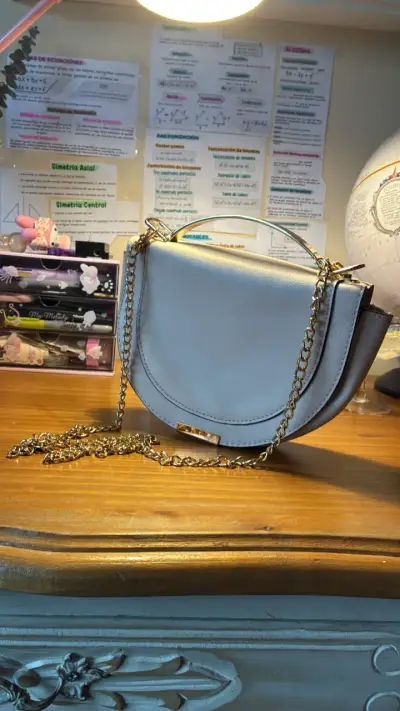 Cartera semicircular color crema con cadena dorada - miniatura 2