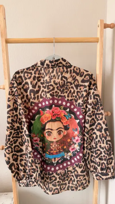 Blusa de lino con diseño Frida Kahlo - miniatura 2