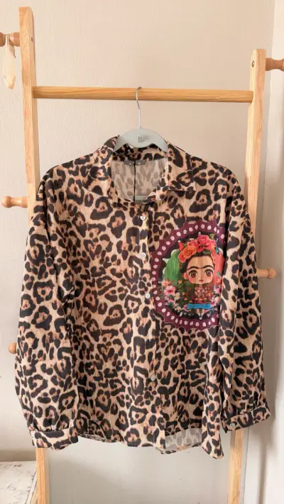 Blusa de lino con diseño Frida Kahlo - miniatura 5