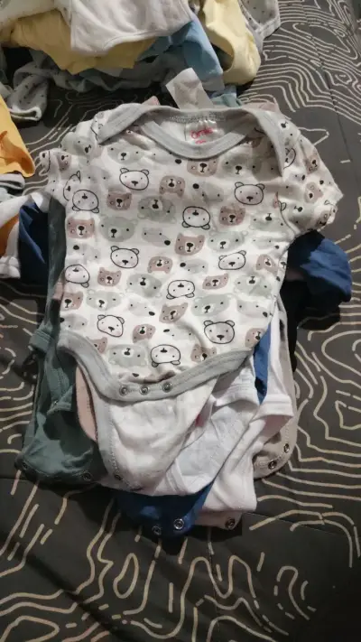 Lote de bodies para bebé con diseños variados - miniatura 1
