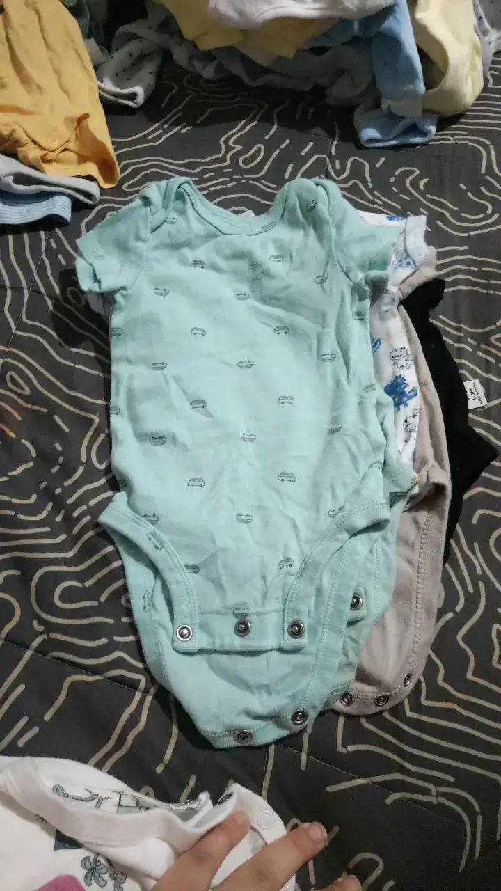 Lote de bodies para bebé con diseños variados - 4