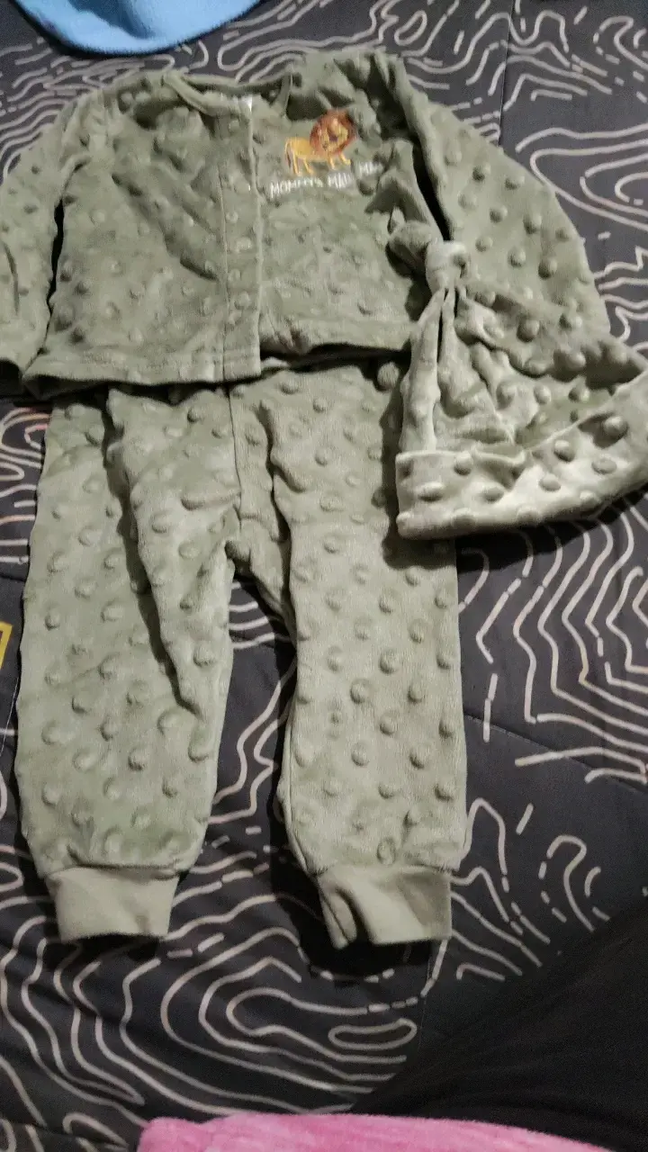 Pijama de bebé verde con diseño de león